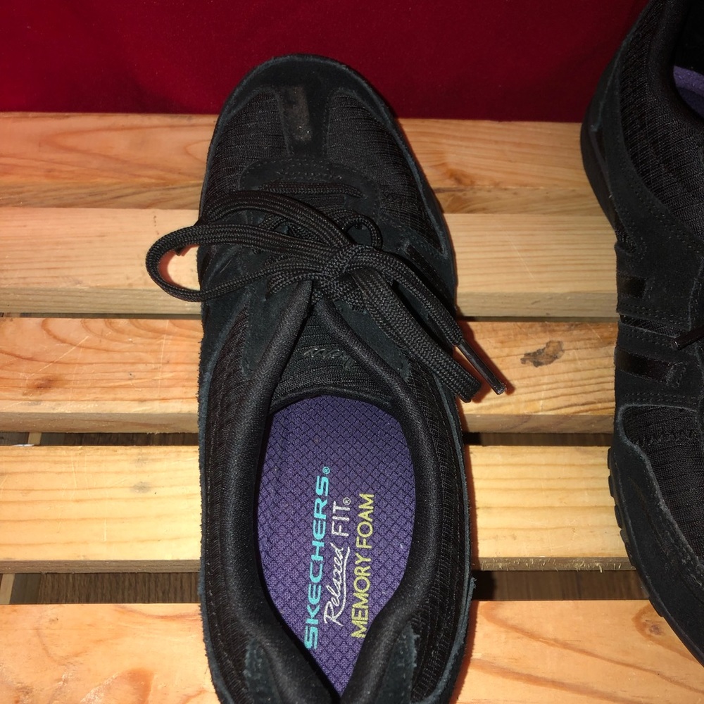 Sketchers tennis shoes